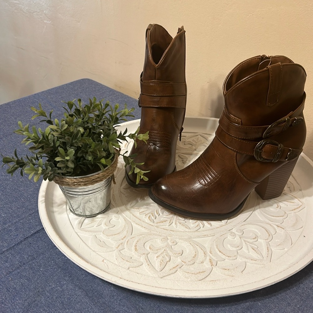 Women’s Roper Ankle boots NWOT